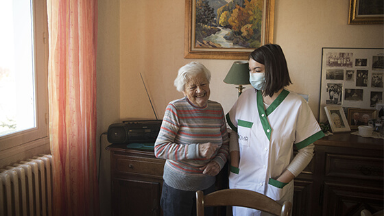 Image d'une personne âgée avec une employée ADMR